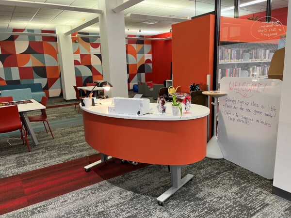 orange kurve desk racine