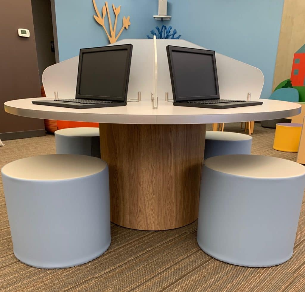 Kurve Computer Table - privacy panels