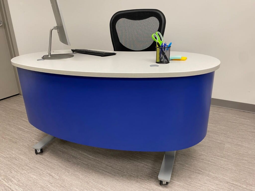 blue height-adjustable kurve desk